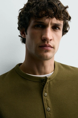 Футболка из рельефной ткани с воротником на пуговицах- Заказать в России