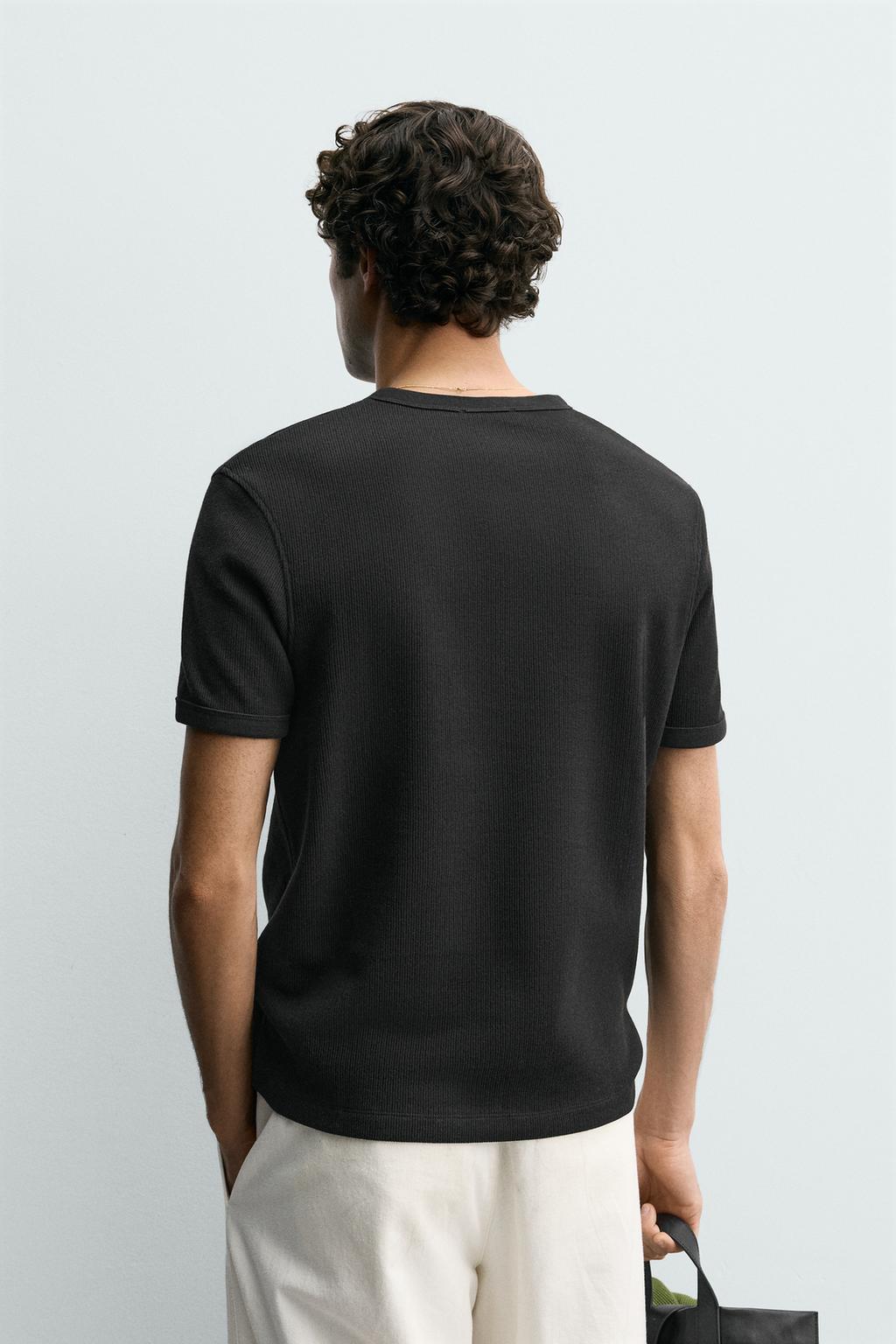 ФУТБОЛКА ИЗ РЕЛЬЕФНОЙ ТКАНИ С ВОРОТНИКОМ НА ПУГОВИЦАХ