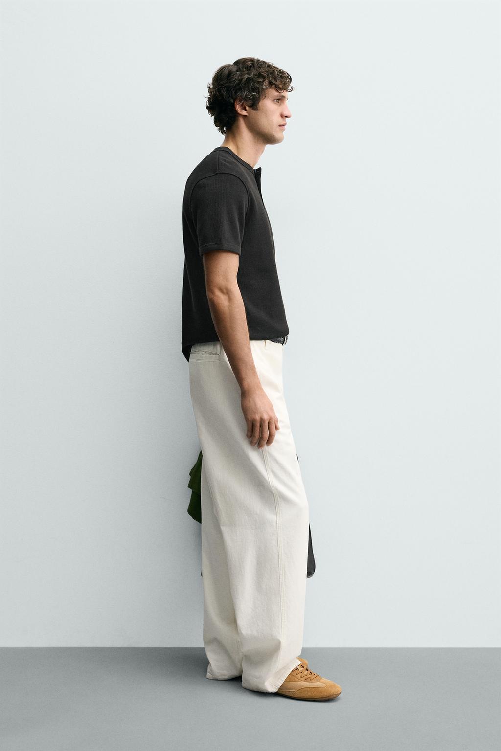 ФУТБОЛКА ИЗ РЕЛЬЕФНОЙ ТКАНИ С ВОРОТНИКОМ НА ПУГОВИЦАХ