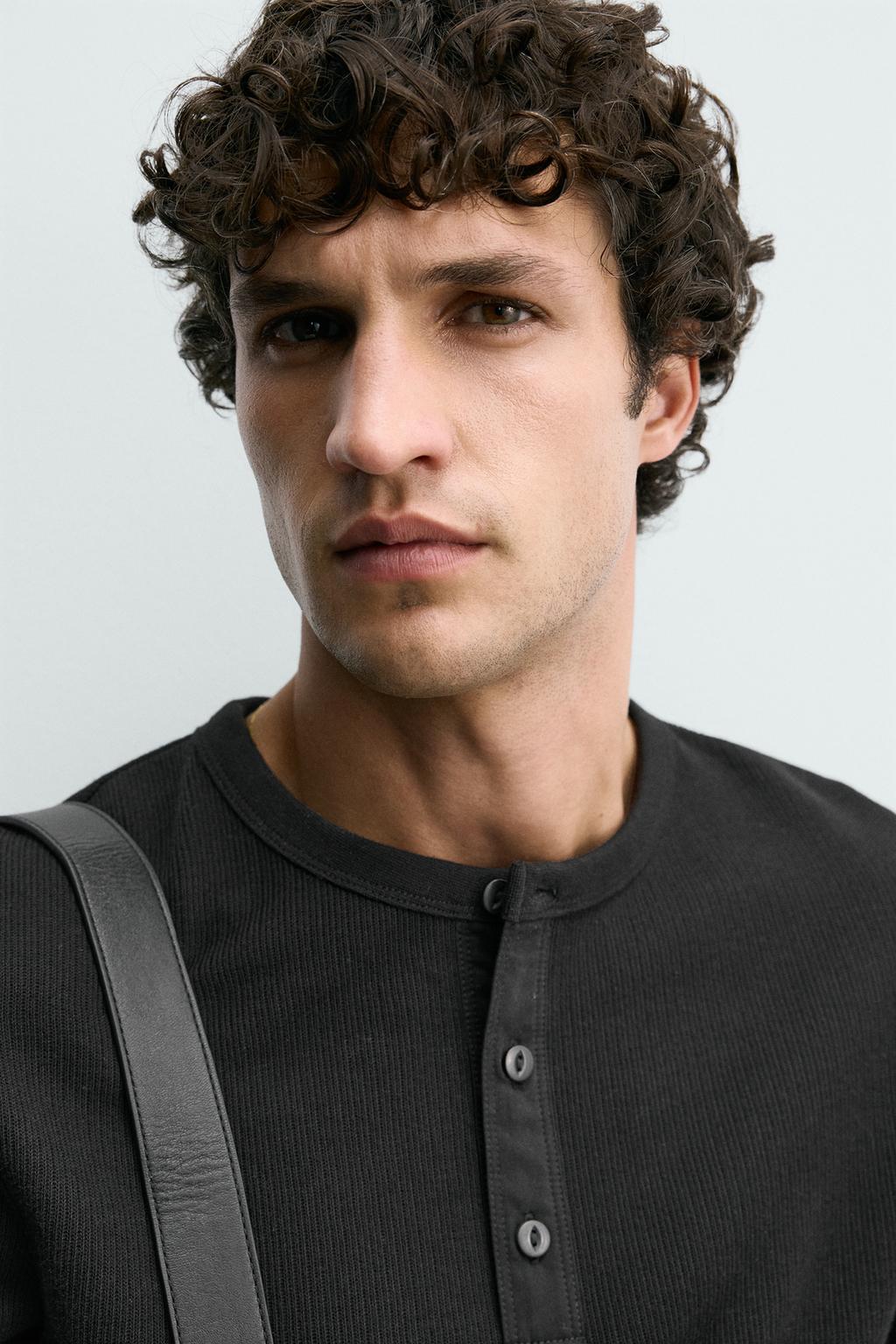 ФУТБОЛКА ИЗ РЕЛЬЕФНОЙ ТКАНИ С ВОРОТНИКОМ НА ПУГОВИЦАХ