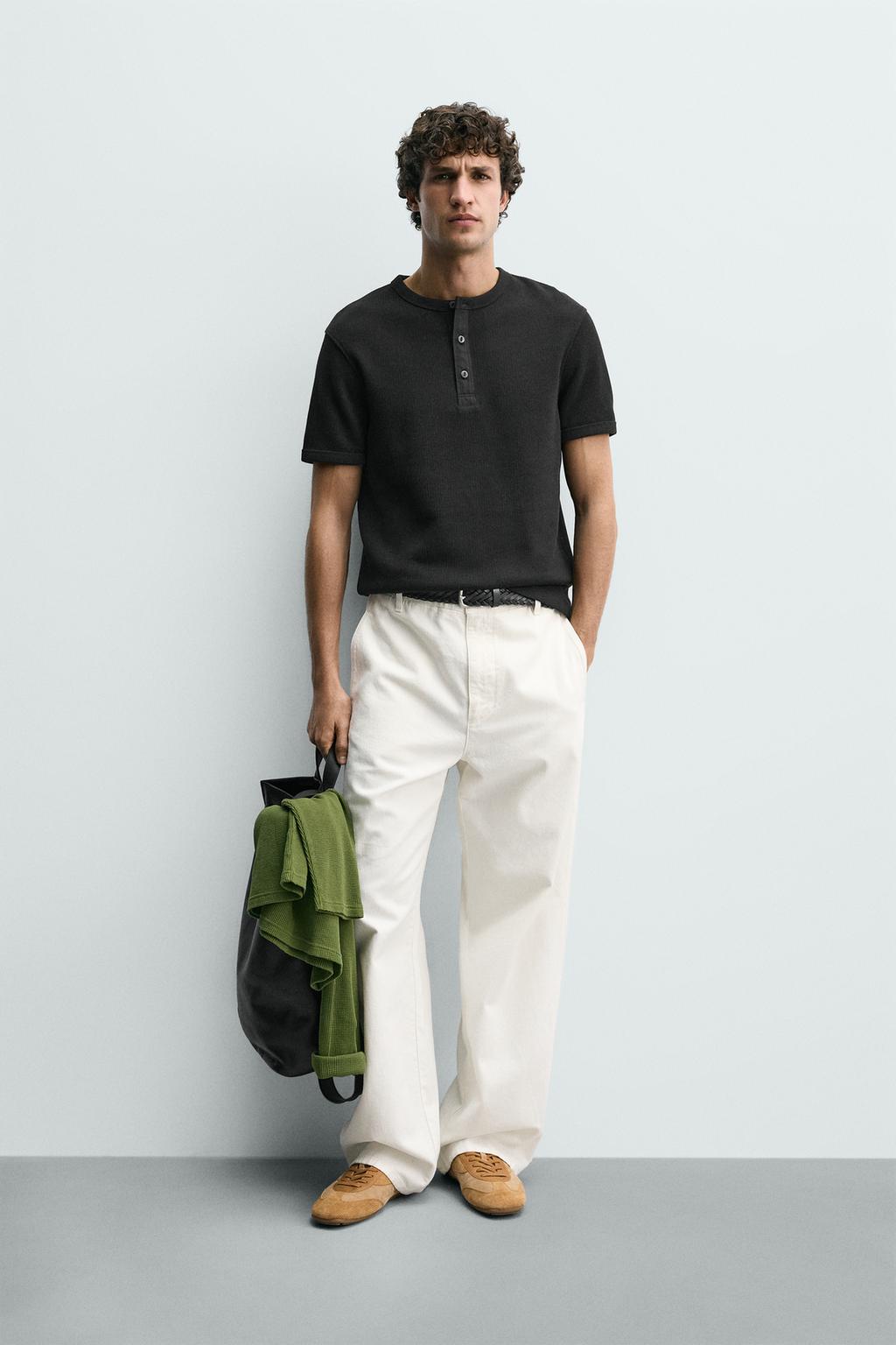 ФУТБОЛКА ИЗ РЕЛЬЕФНОЙ ТКАНИ С ВОРОТНИКОМ НА ПУГОВИЦАХ