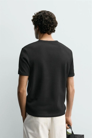 Футболка из рельефной ткани с воротником на пуговицах