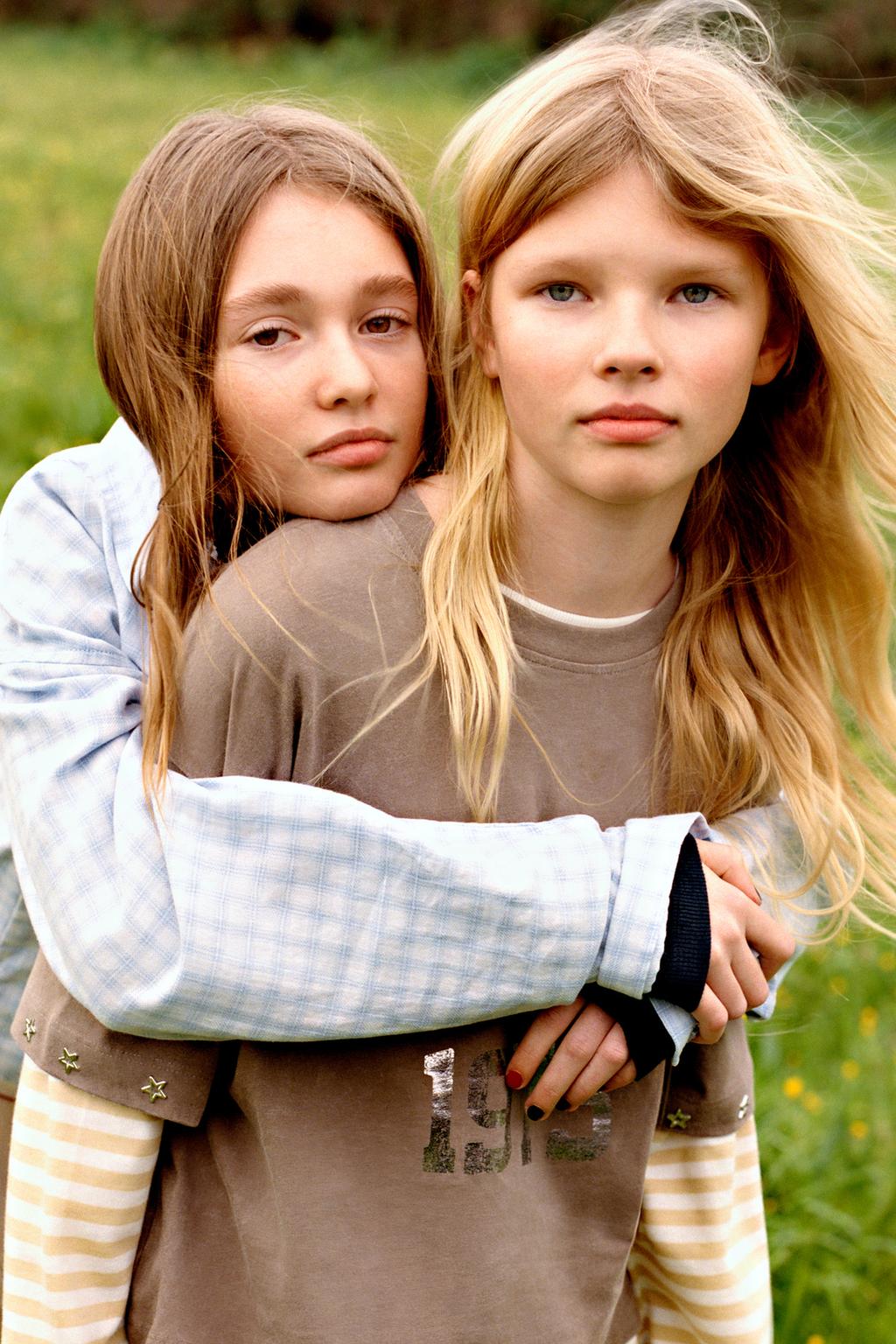 ФУТБОЛКА СО СВЕРКАЮЩИМИ ЗВЕЗДАМИ