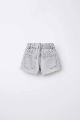 Джинсовые шорты с разрезами