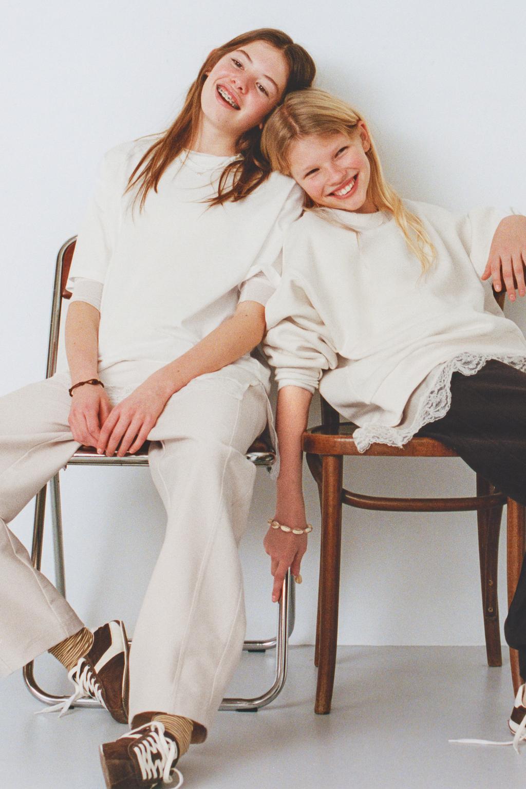 ФУТБОЛКА С КОНТРАСТНЫМ КРУЖЕВОМ