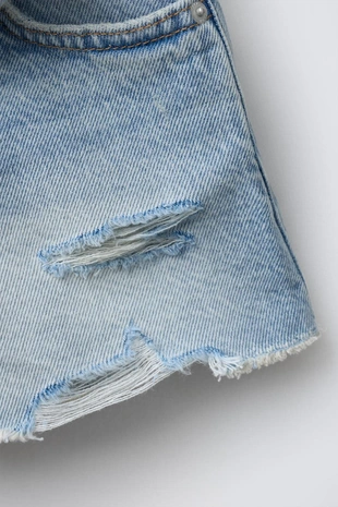 Джинсовые шорты с разрезами