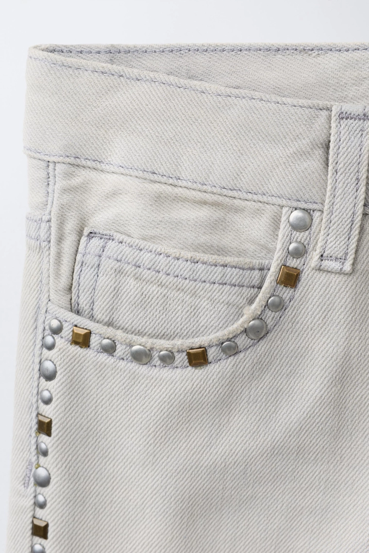 Джинсы с зауженной брючиной и заклепками