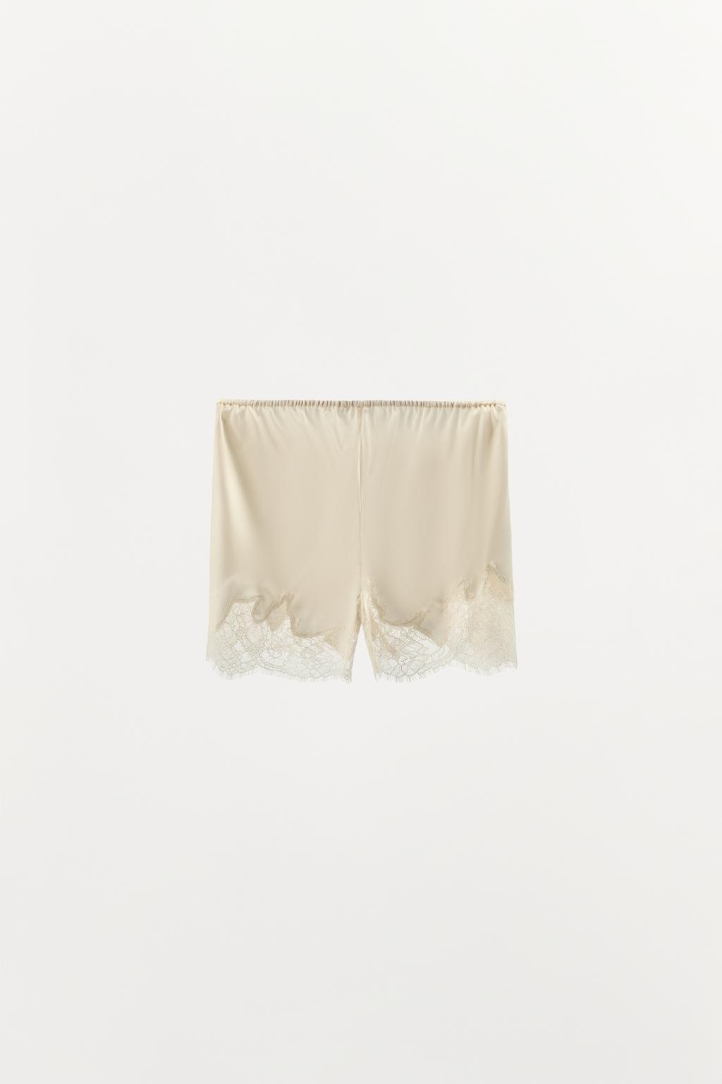 АТЛАСНЫЕ ШОРТЫ С КРУЖЕВОМ