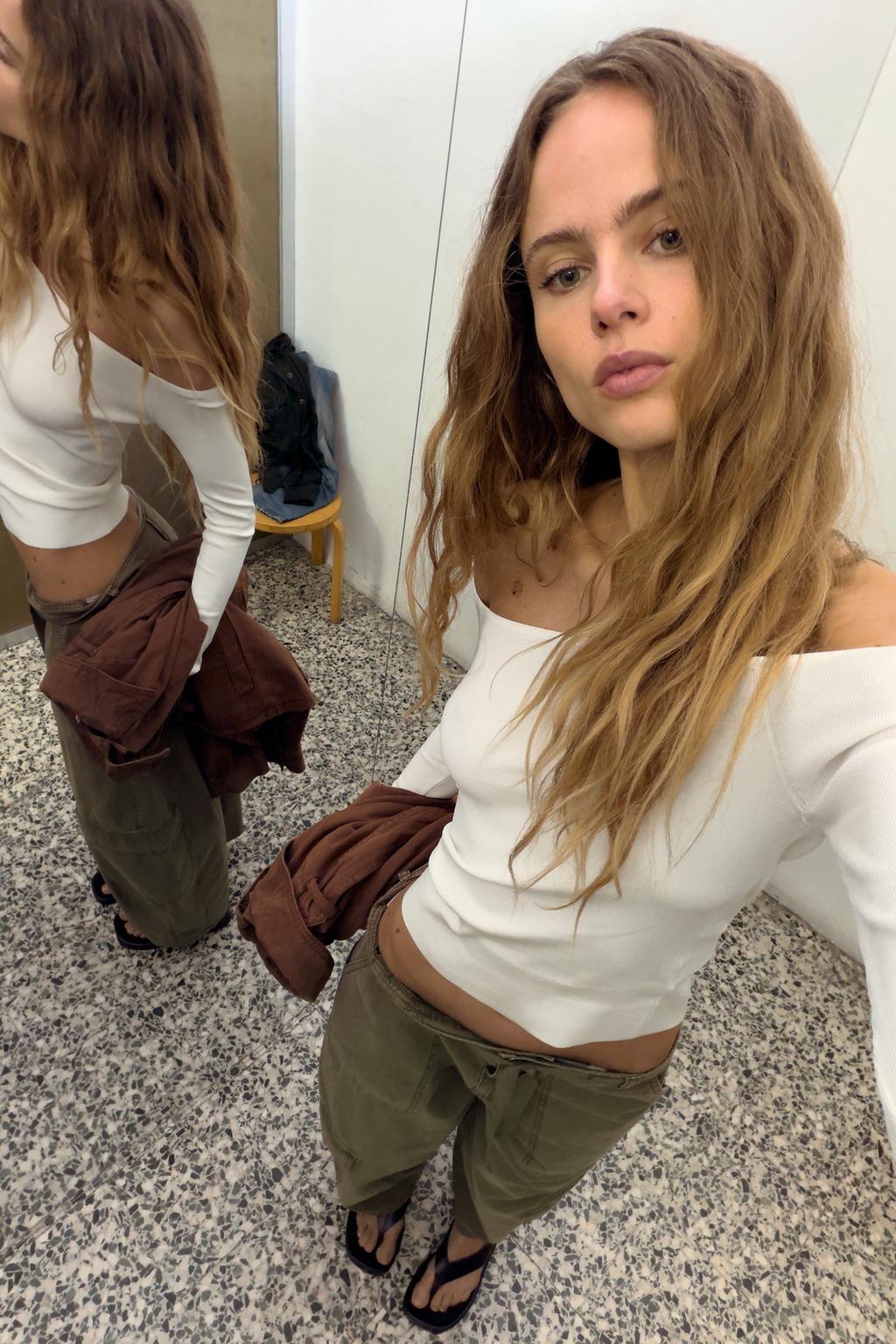 ТОП С ОТКРЫТЫМИ ПЛЕЧАМИ ИЗ ТРИКОТАЖА