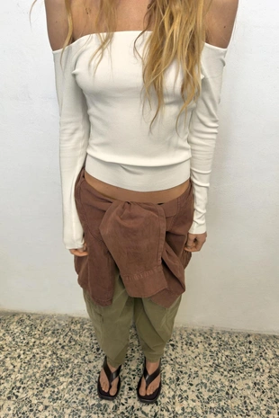 Топ с открытыми плечами из трикотажа