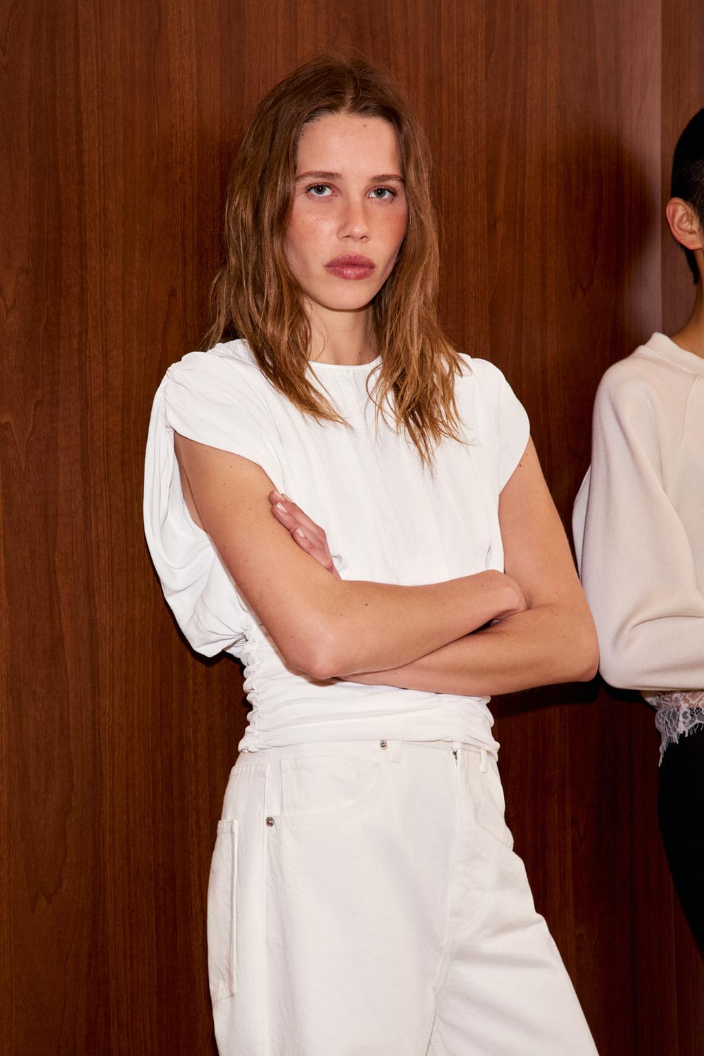 ТРИКОТАЖНЫЙ ТОП СО СБОРКАМИ