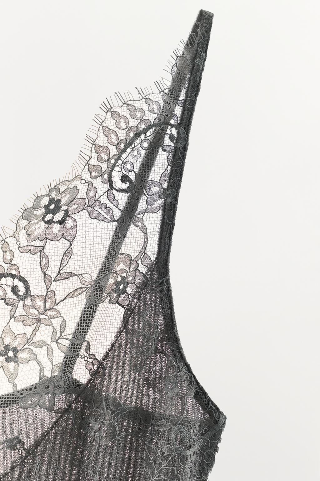 ТРИКОТАЖНЫЙ ТОП С БРЕТЕЛЯМИ И КРУЖЕВОМ