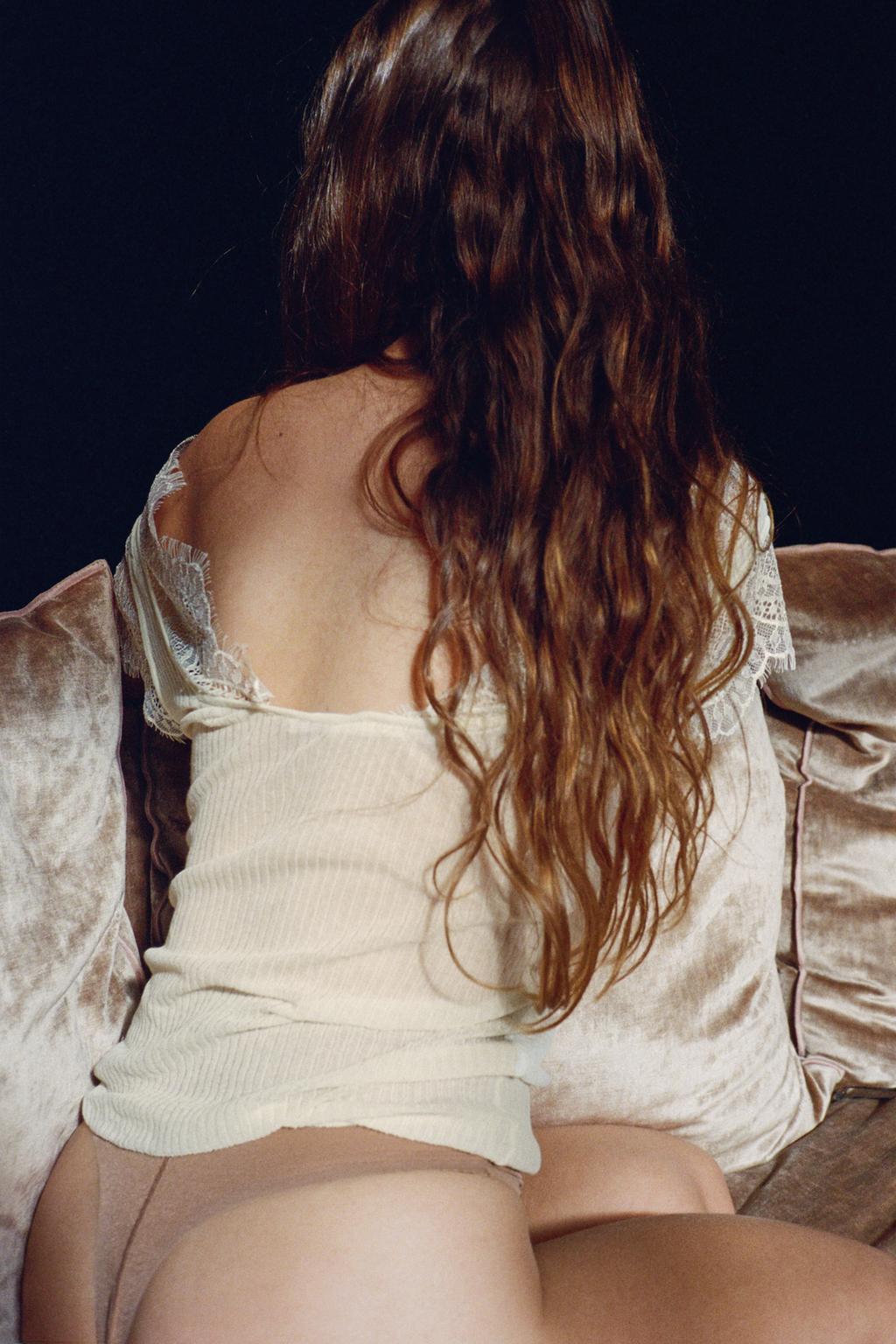 ТРИКОТАЖНЫЙ ТОП С КРУЖЕВОМ