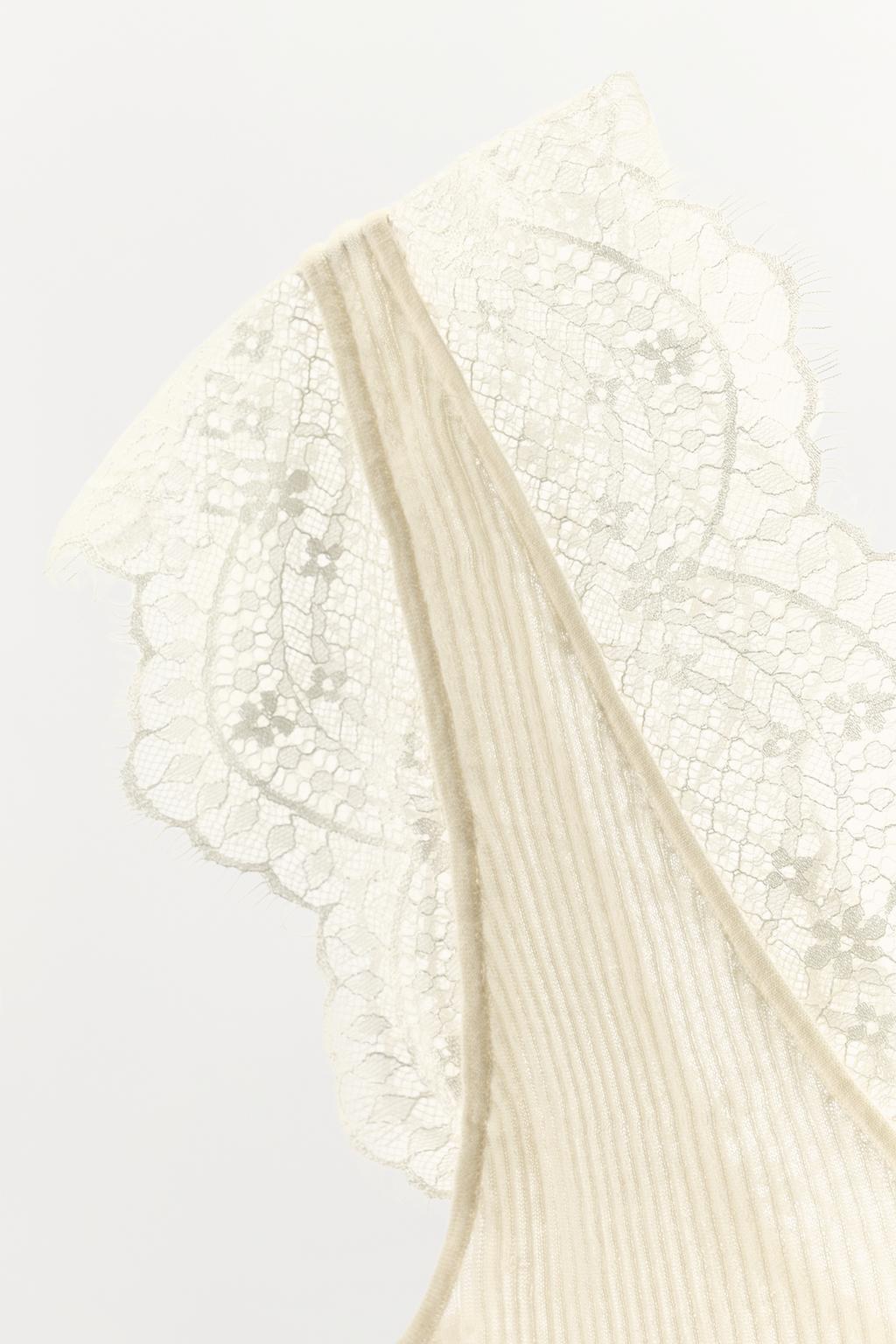 ТРИКОТАЖНЫЙ ТОП С КРУЖЕВОМ