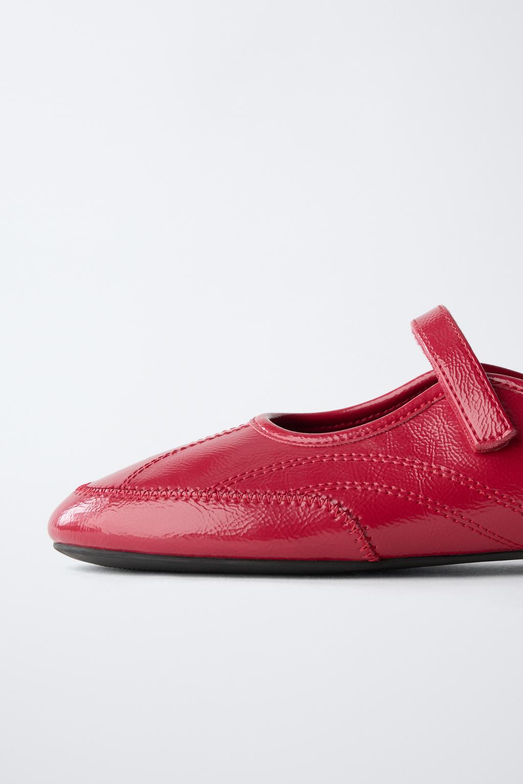 БАЛЕТКИ ИЗ ЛАКИРОВАННОЙ ИСКУССТВЕННОЙ КОЖИ