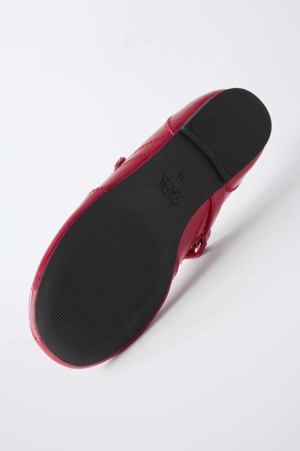 БАЛЕТКИ ИЗ ЛАКИРОВАННОЙ ИСКУССТВЕННОЙ КОЖИ