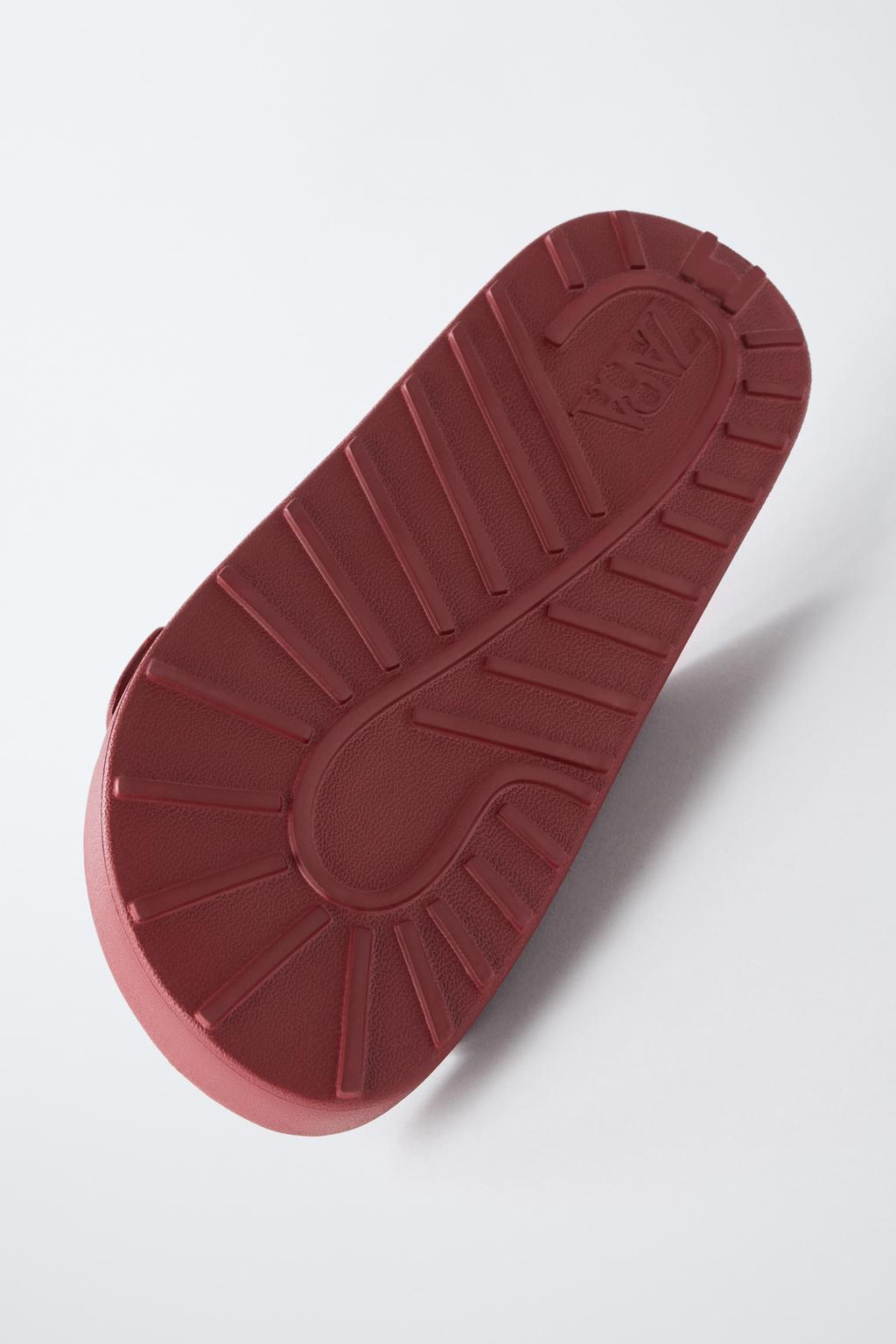 РЕЗИНОВЫЕ САНДАЛИИ С ПРЯЖКАМИ