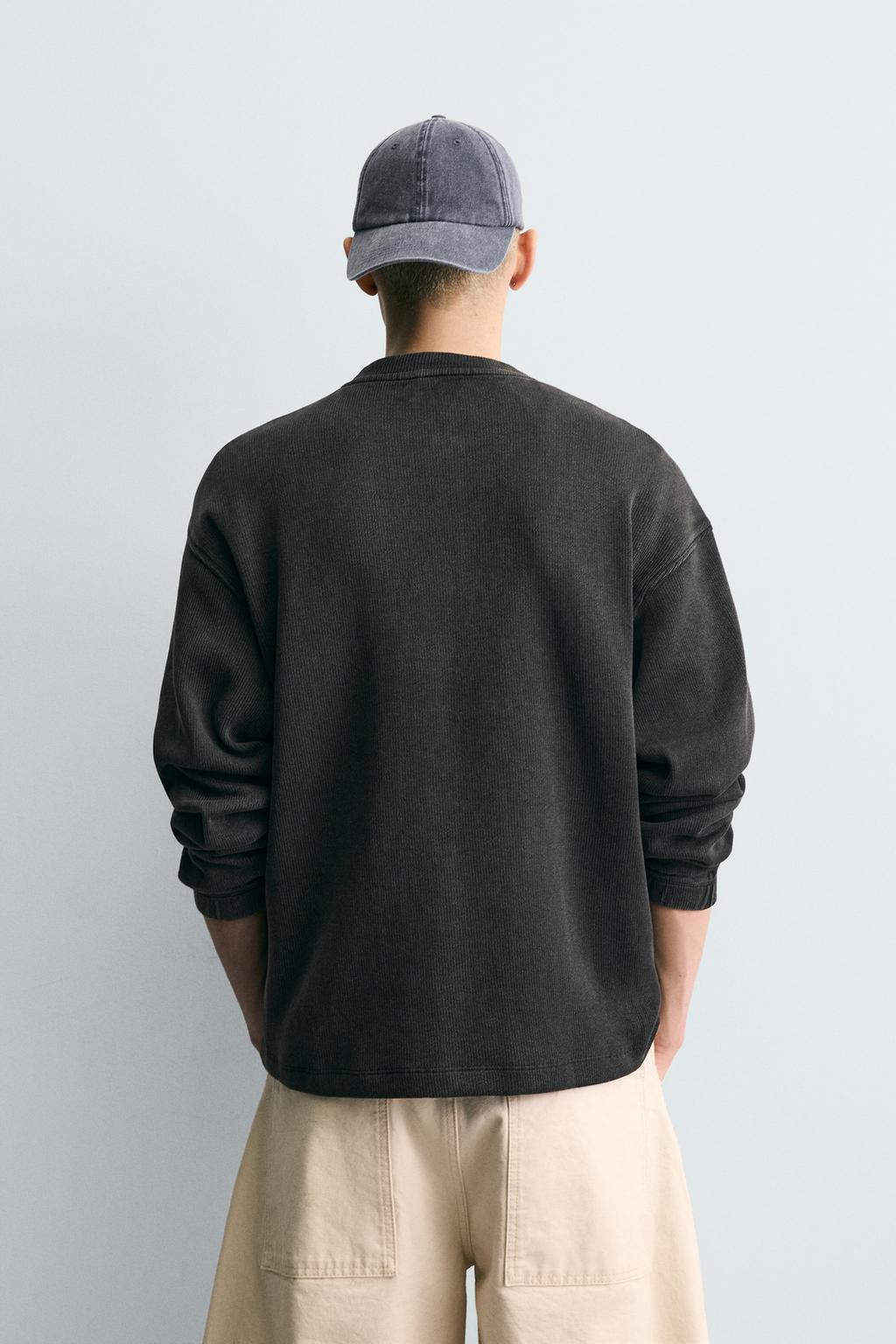 ТОЛСТОВКА С ВЫРЕЗОМ НА ПУГОВИЦАХ