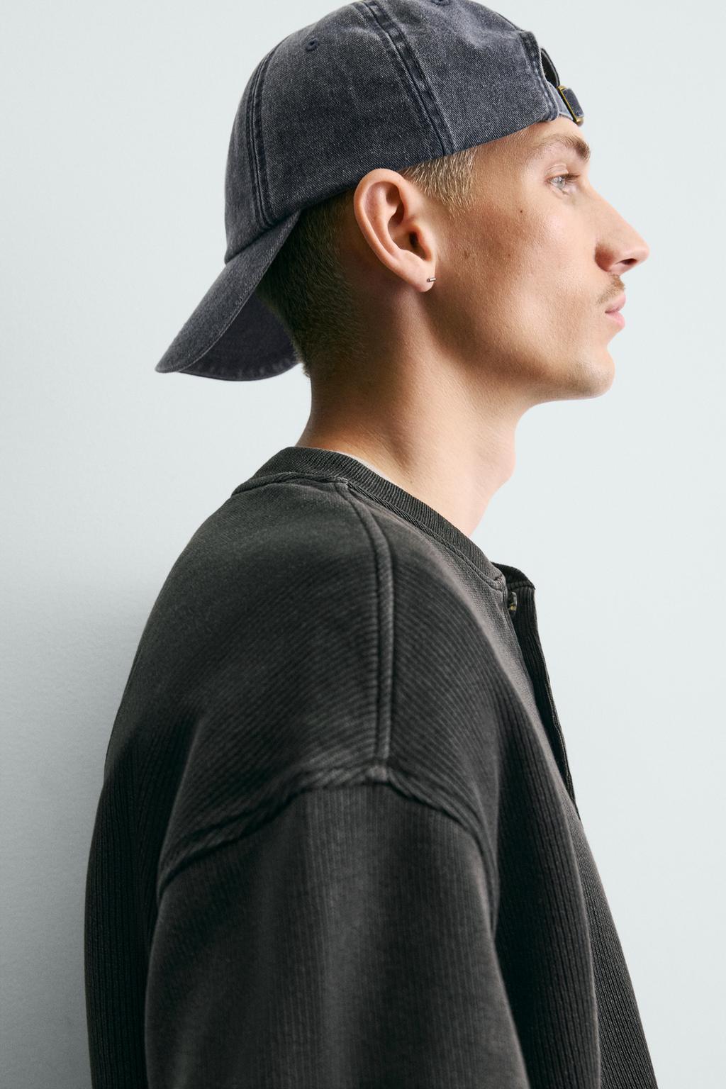 ТОЛСТОВКА С ВЫРЕЗОМ НА ПУГОВИЦАХ