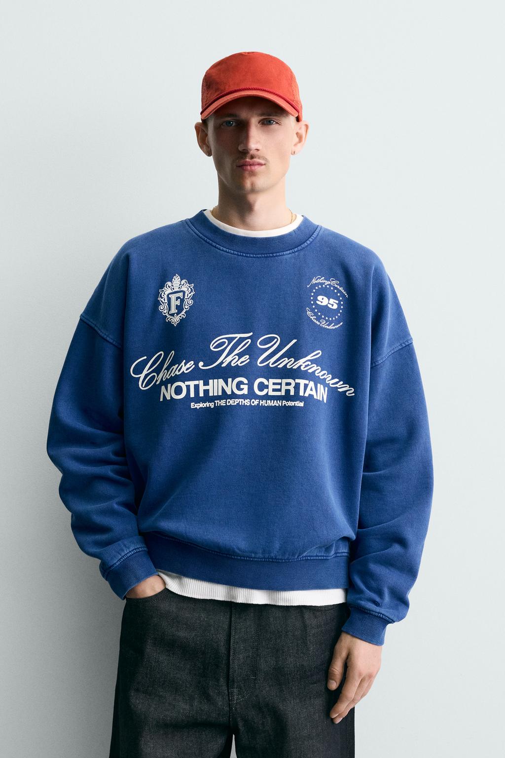 ТОЛСТОВКА BOXY FIT С НАДПИСЯМИ И ПРИНТАМИ