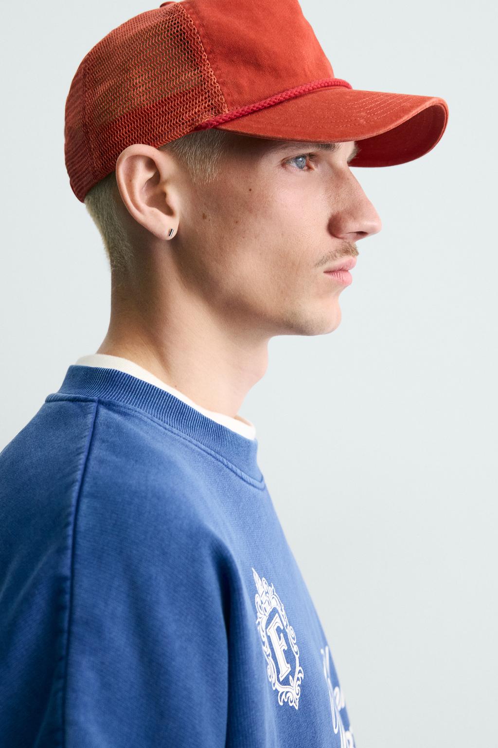 ТОЛСТОВКА BOXY FIT С НАДПИСЯМИ И ПРИНТАМИ