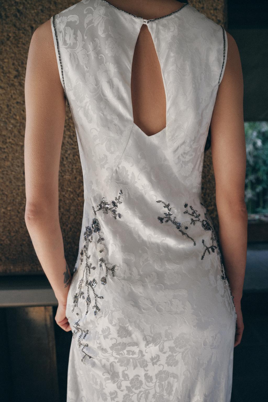 ЖАККАРДОВОЕ ПЛАТЬЕ С БУСИНАМИ И ПАЙЕТКАМИ