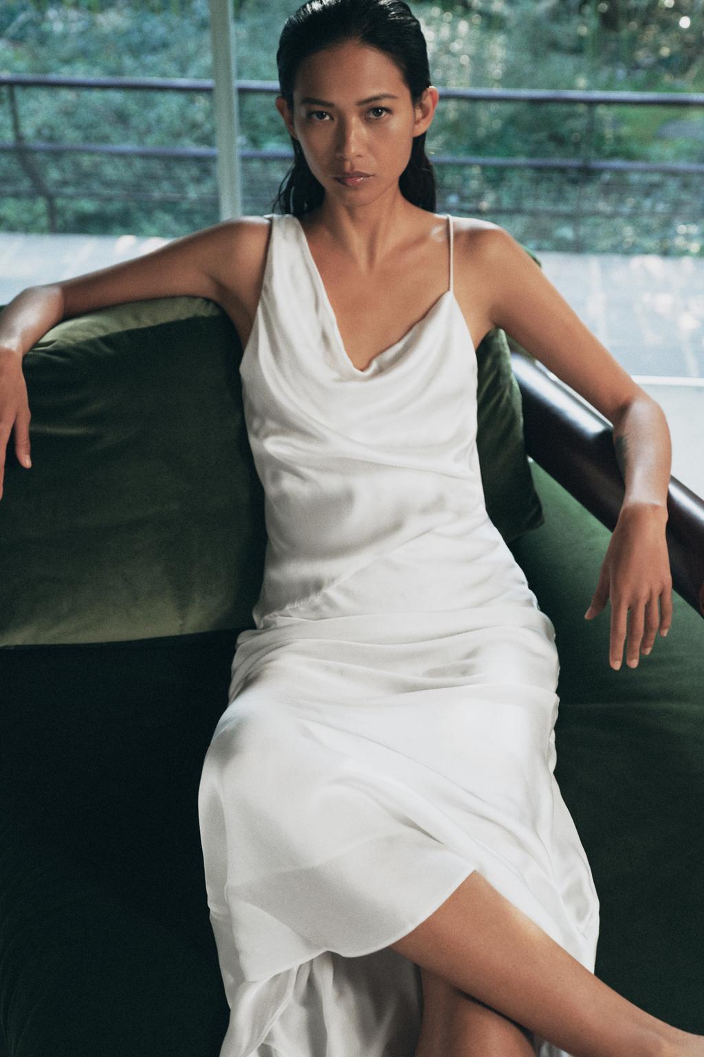 АТЛАСНОЕ ПЛАТЬЕ С ОТКРЫТОЙ СПИНОЙ