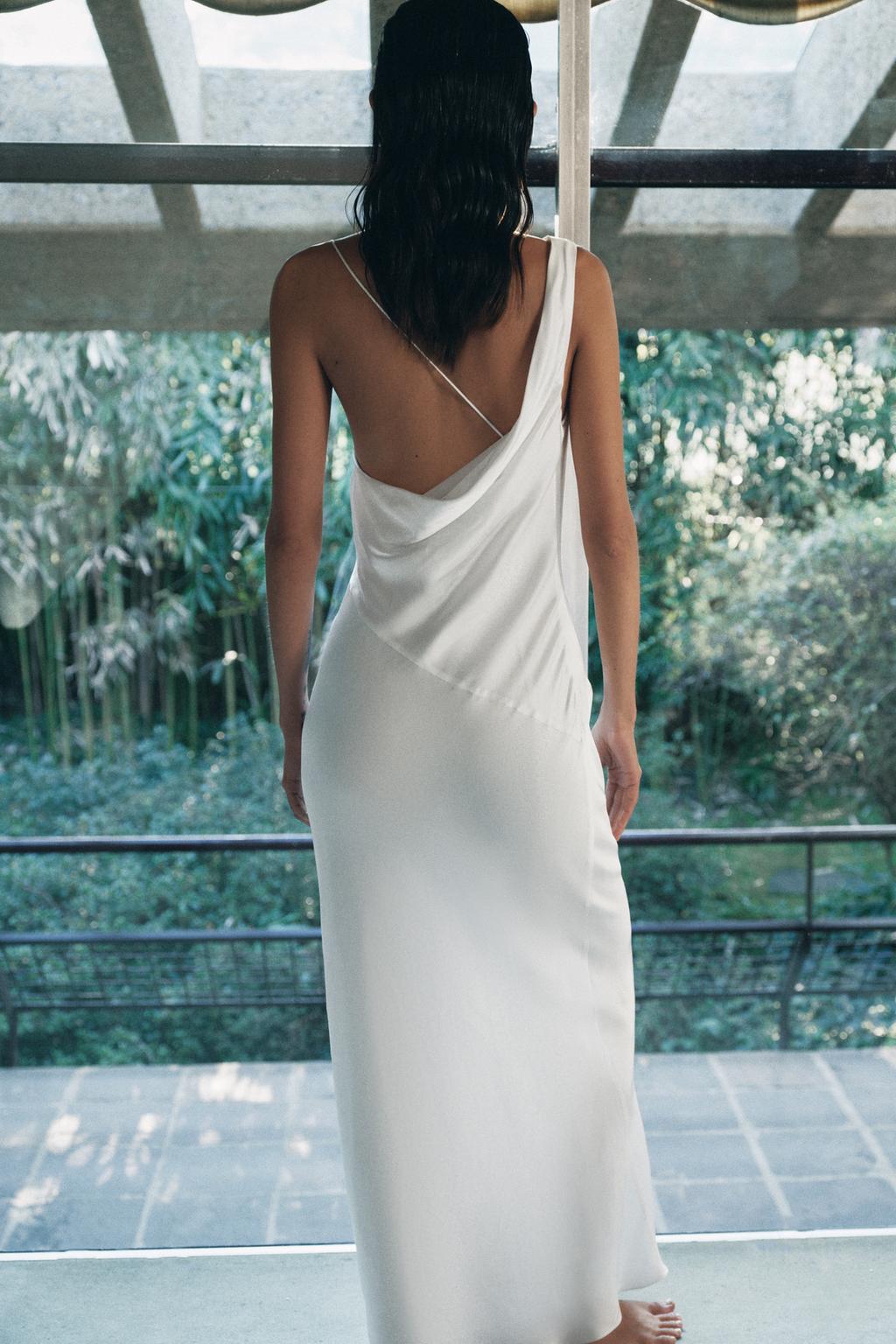 АТЛАСНОЕ ПЛАТЬЕ С ОТКРЫТОЙ СПИНОЙ