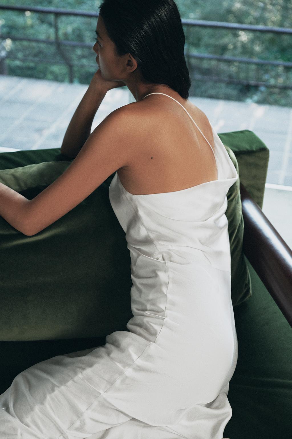 АТЛАСНОЕ ПЛАТЬЕ С ОТКРЫТОЙ СПИНОЙ