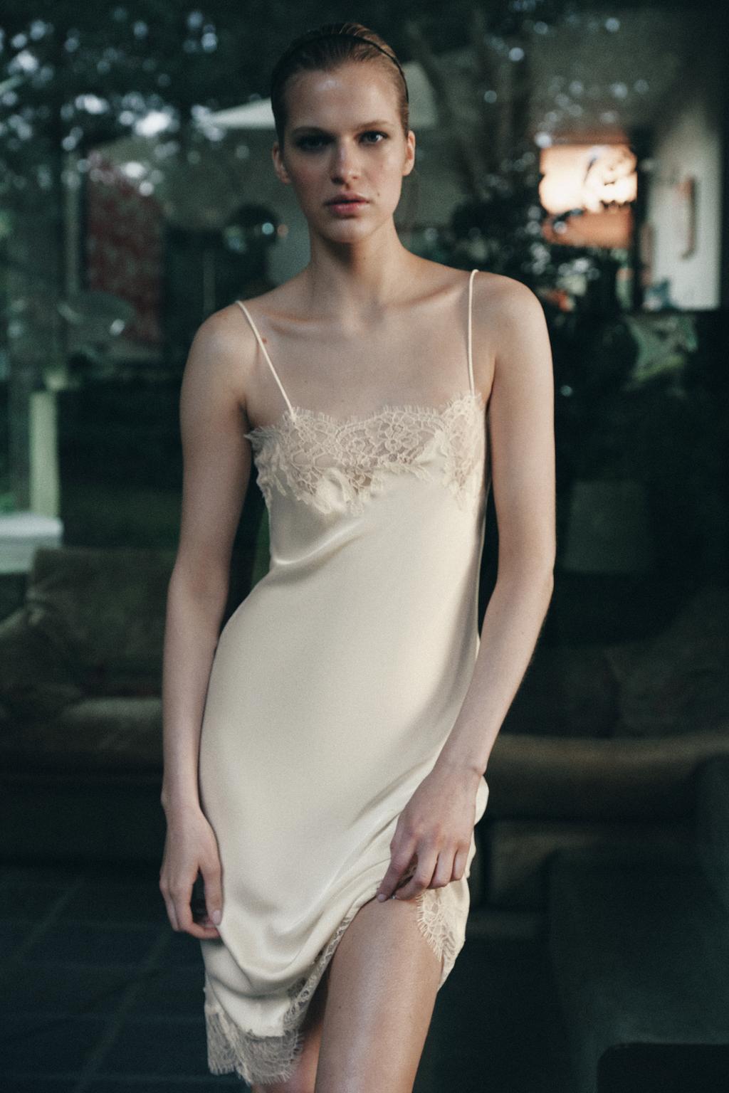 АТЛАСНОЕ ПЛАТЬЕ МИДИ С КРУЖЕВОМ