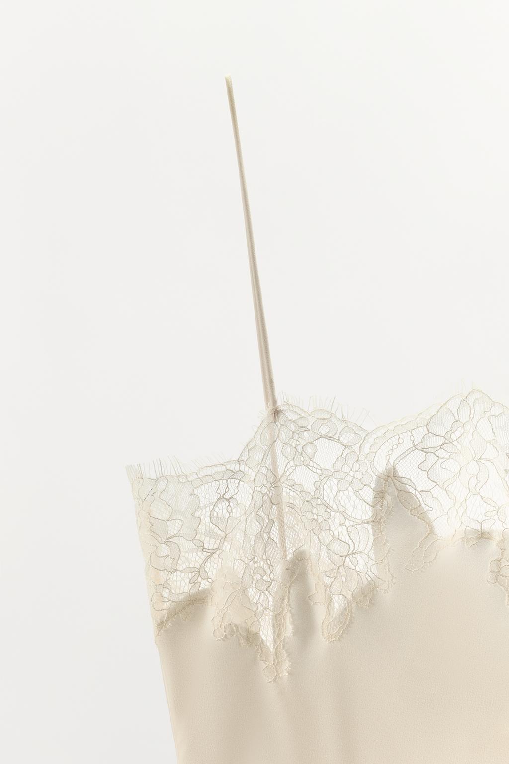 АТЛАСНОЕ ПЛАТЬЕ МИДИ С КРУЖЕВОМ