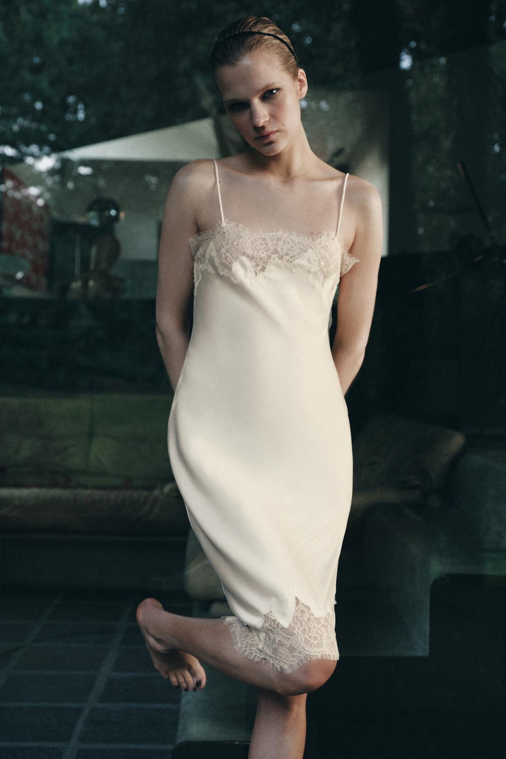 АТЛАСНОЕ ПЛАТЬЕ МИДИ С КРУЖЕВОМ