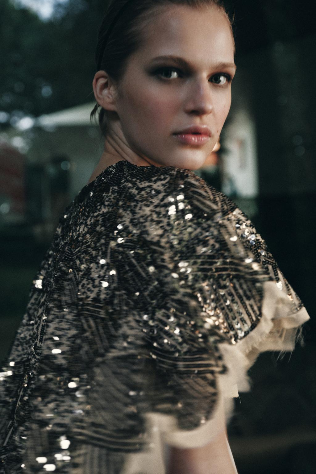 НАКИДКА С ВЫШИВКОЙ И ПАЙЕТКАМИ