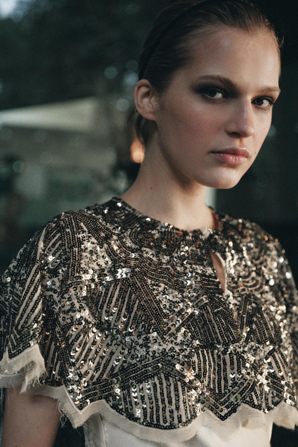 НАКИДКА С ВЫШИВКОЙ И ПАЙЕТКАМИ