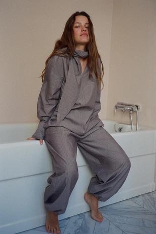 Широкие брюки в полоску с поясом- Заказать в России