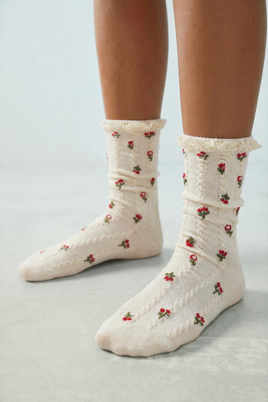 НОСКИ С РОМАНТИЧЕСКИМИ ВЫШИТЫМИ ЦВЕТАМИ И КРУЖЕВОМ