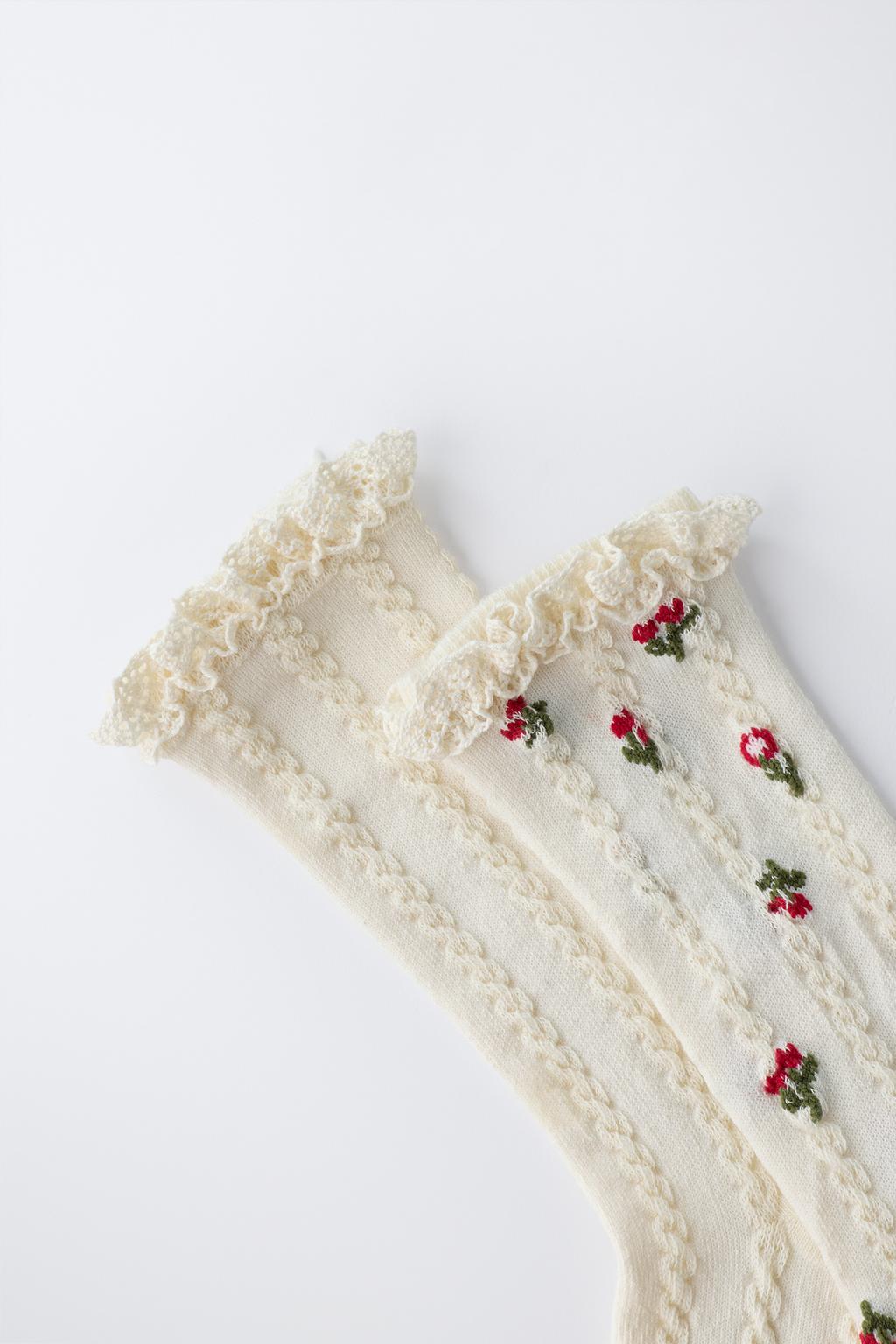 НОСКИ С РОМАНТИЧЕСКИМИ ВЫШИТЫМИ ЦВЕТАМИ И КРУЖЕВОМ