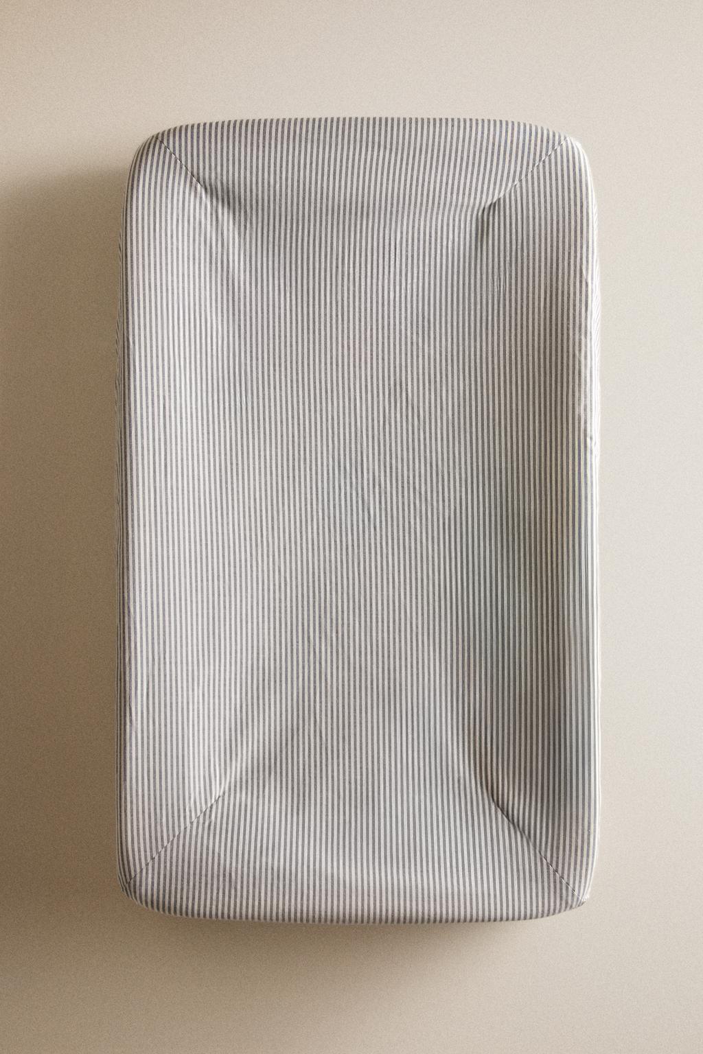 Наматрасник для пеленального столика в полоску