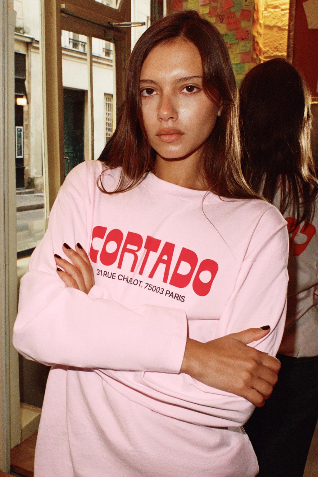 ФУТБОЛКА С КОНТРАСТНЫМ ПРИНТОМ