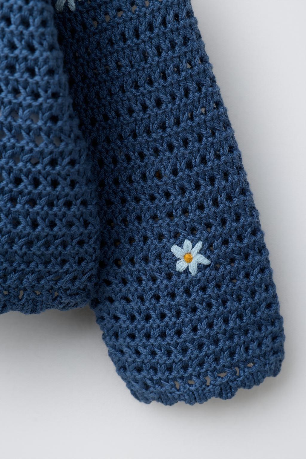 ВЯЗАНЫЙ КАРДИГАН С ВЫШИВКОЙ В ВИДЕ ЦВЕТОВ