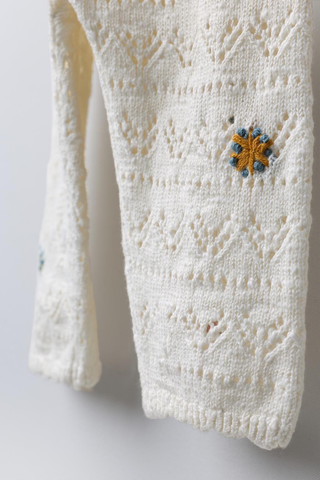 ТРИКОТАЖНЫЙ КОМБИНЕЗОН С ВЫШИТЫМИ ЦВЕТАМИ