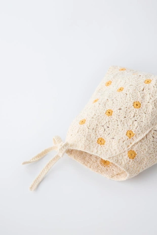 Чепчик с маргаритками крючком- Заказать в России