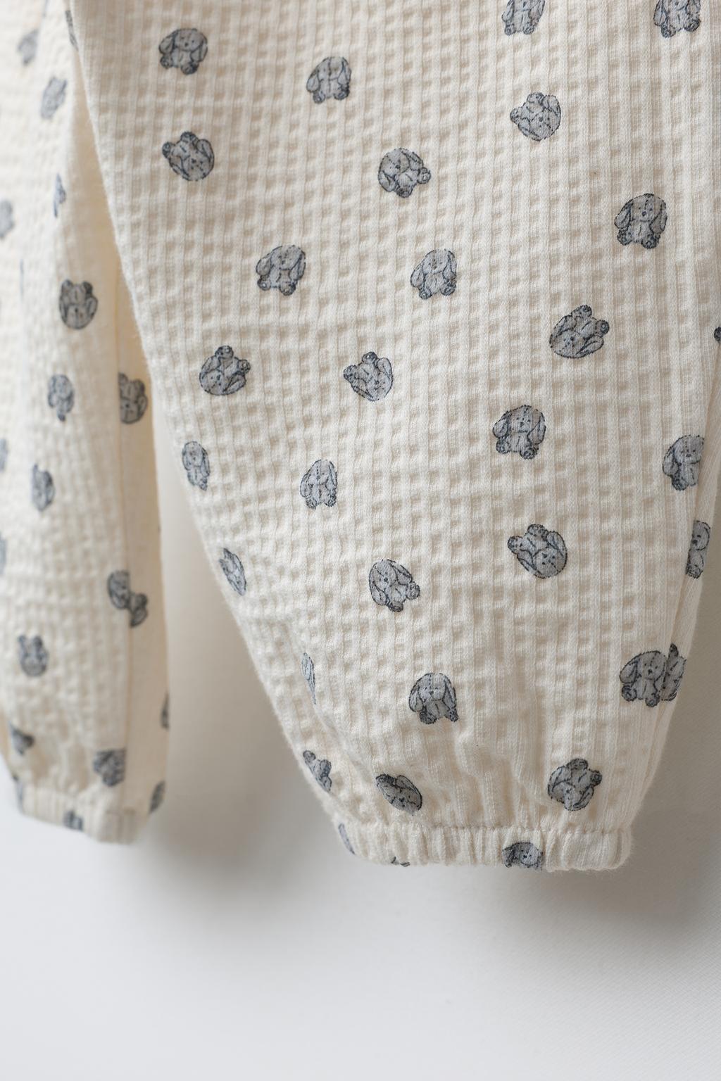 БРЮКИ ИЗ РЕЛЬЕФНОЙ ТКАНИ С ПРИНТОМ «КРОЛИКИ»