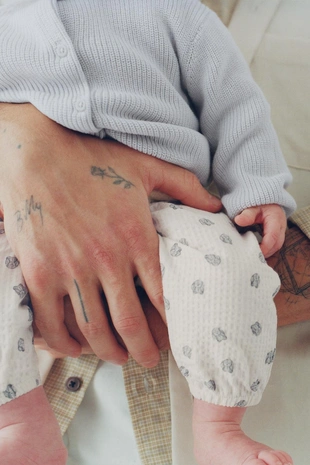 Брюки из рельефной ткани с принтом «кролики»- Заказать в России