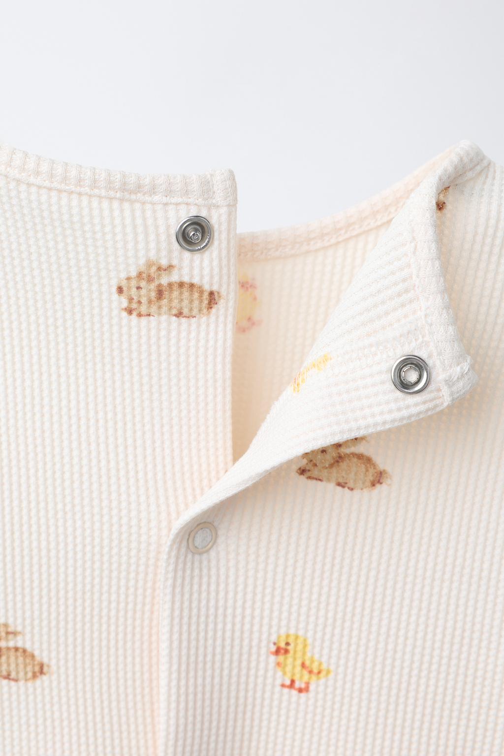 Набор с маечкой с текстурой и брюками с кроликом