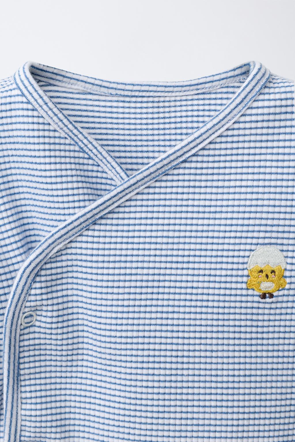 КОМПЛЕКТ ИЗ ФУТБОЛКИ И БРЮК-ШАРОВАРОВ В ПОЛОСКУ С ВЫШИВКОЙ ЦЫПЛЕНКА