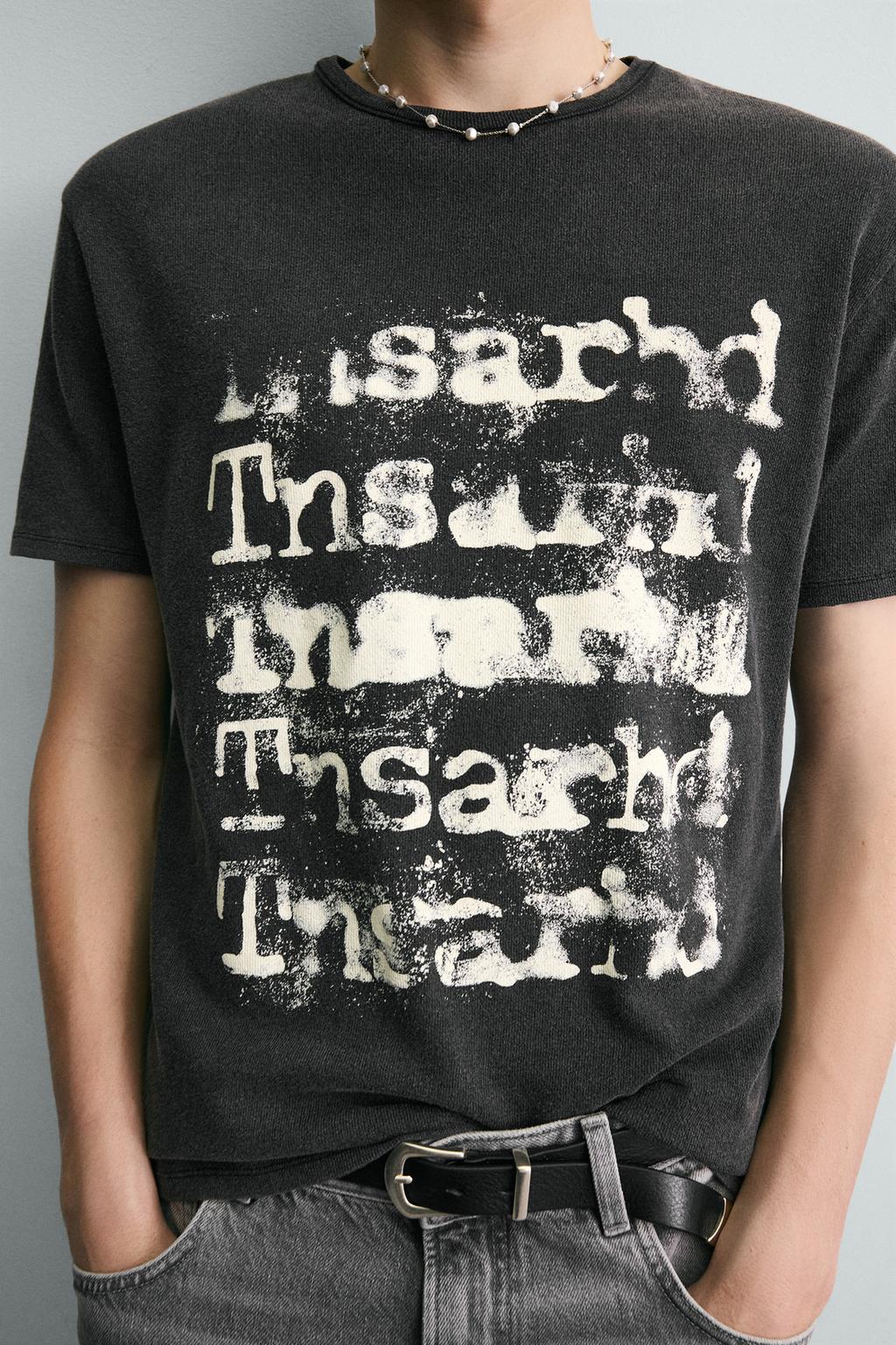 ФУТБОЛКА С ПРИНТОМ И ЭФФЕКТОМ ПОТЕРТОСТИ