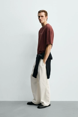 Футболка RELAXED FIT с флокированным принтом- Заказать в России