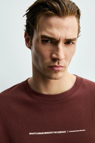 Футболка RELAXED FIT с флокированным принтом- Заказать в России