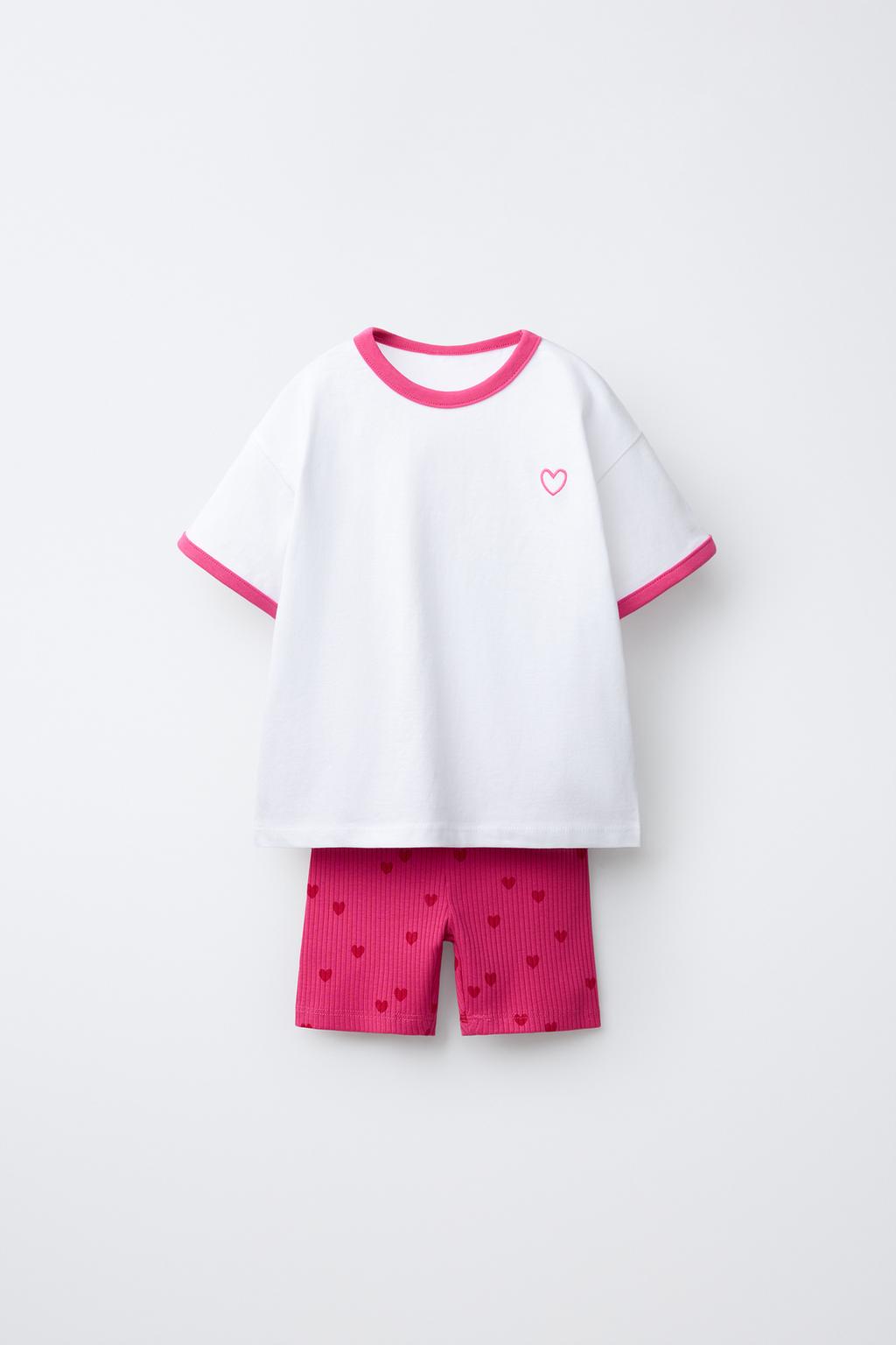 КОМПЛЕКТ ИЗ ФУТБОЛКИ И ЛЕГИНСОВ-ВЕЛОСИПЕДОК С СЕРДЦАМИ